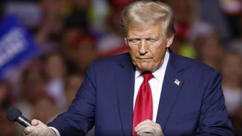 Trump um Eterno Pervertido, nem Microfone Escapa