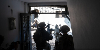 "Ataque Aéreo Israelense em Beirute Alveja Comandante do Hezbollah"