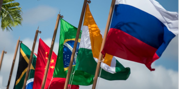 " OTAN de orelha em pé: BRICS em Direção à Militarização"